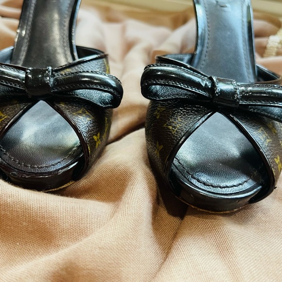 Louis Vuitton Canvas Printed Slide - Picture 9 of 9